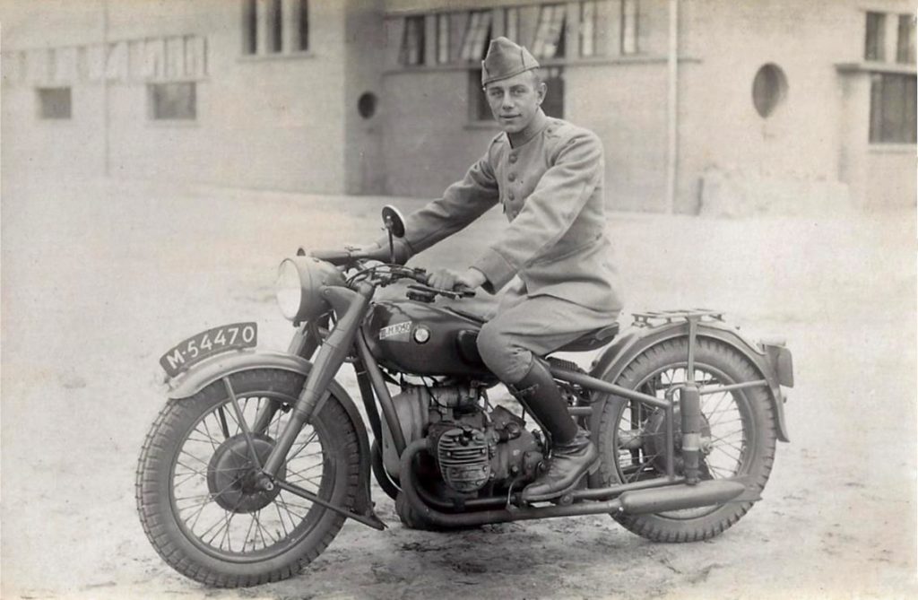 Jannes Scholing in militair uniform op motorfiets